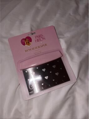 NWT Paris Hilton Stainless Steel Bench Scraper Pink Handle Etched Hearts Measure